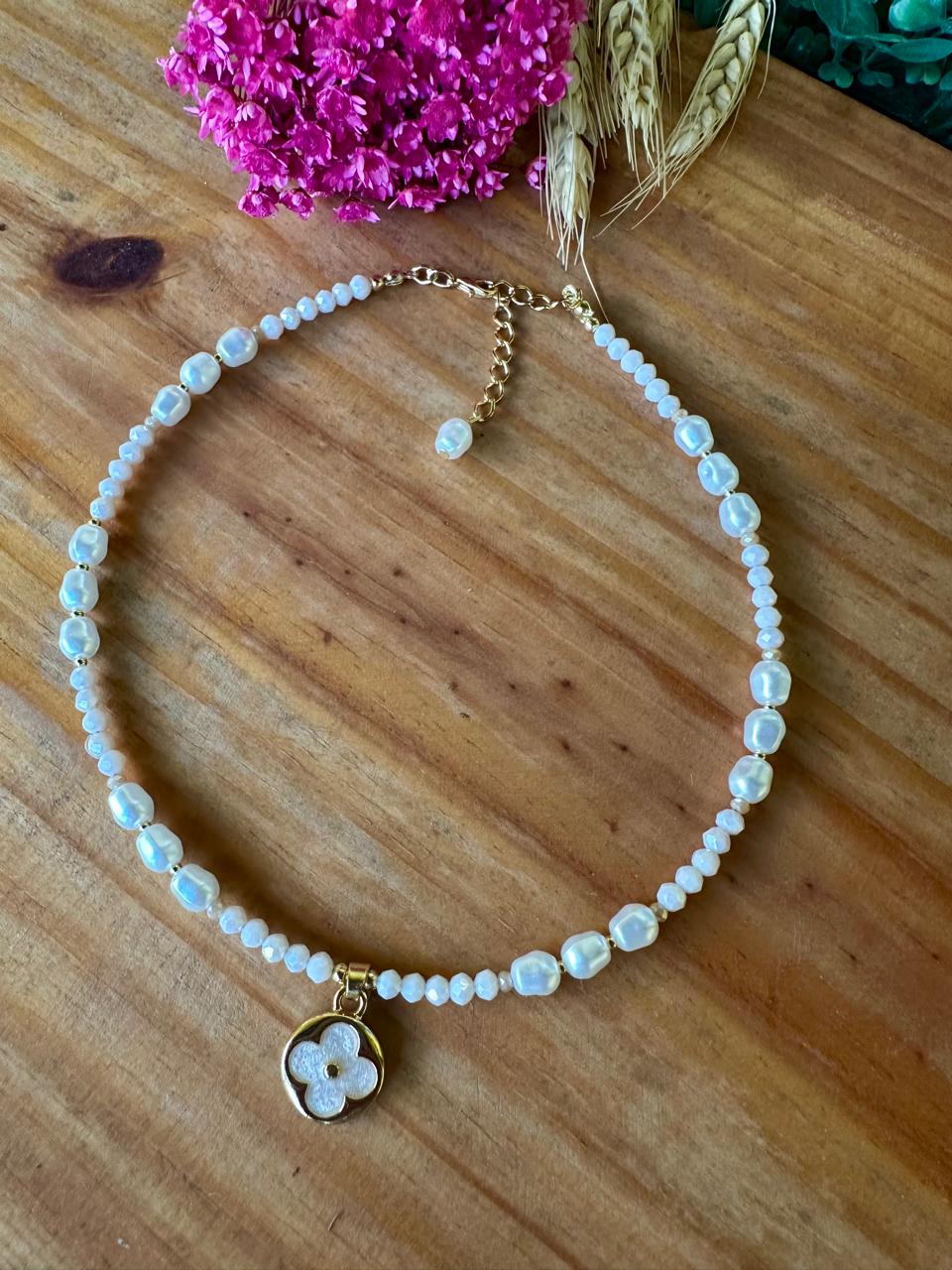 Colar delicado com contas claras e pingente floral