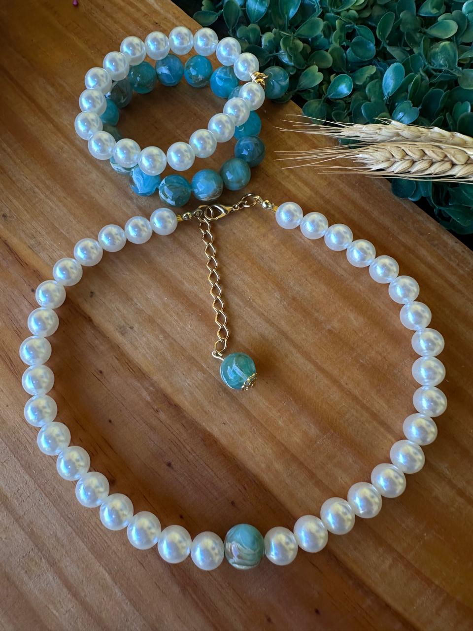 Colar de pérolas com detalhe verde e pulseiras coordenadas